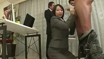 Manager Hina Saki milks all the men in her office